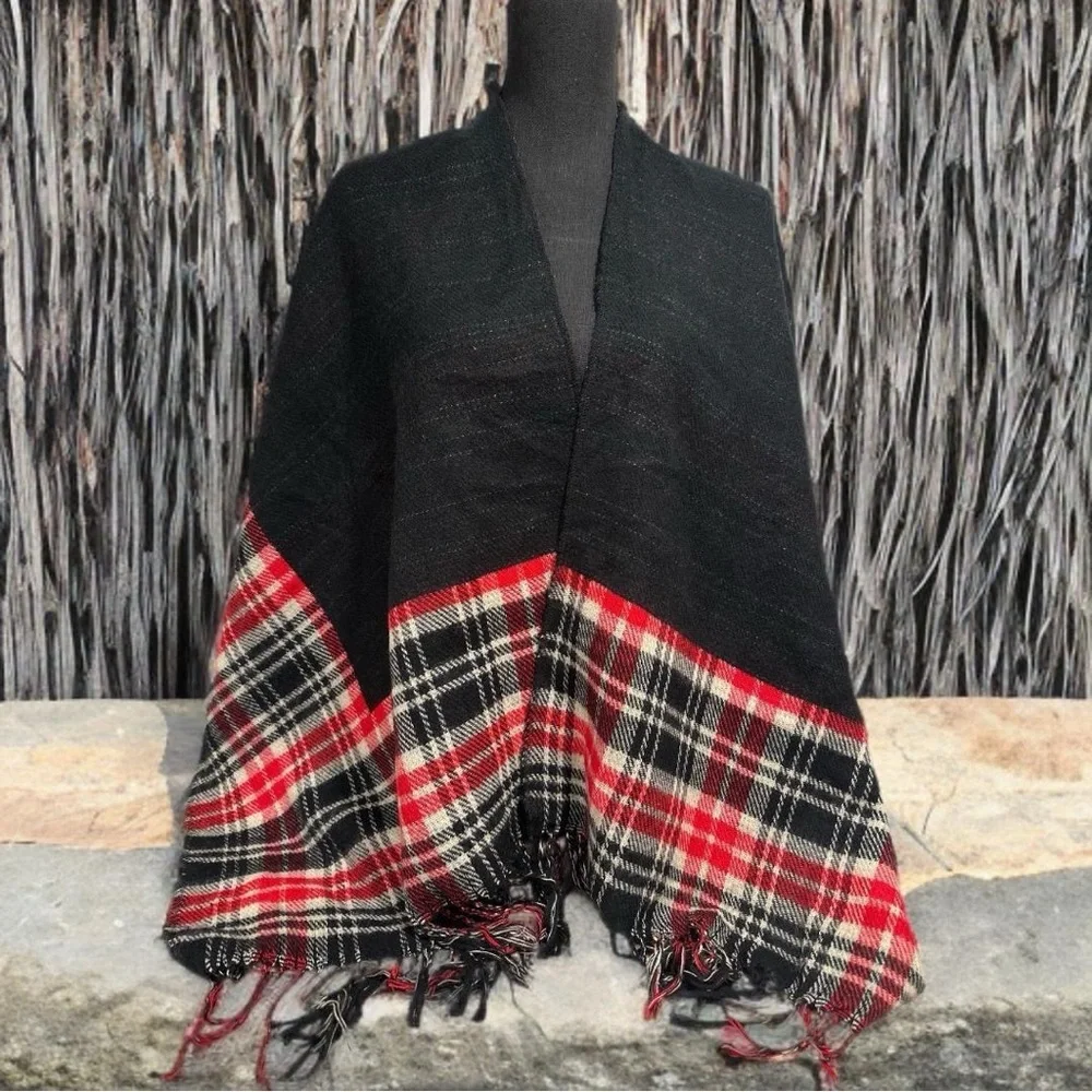 Super Soft & Cozy Reversible Extra Large Poncho Wrap Plaid Black Red White EUC